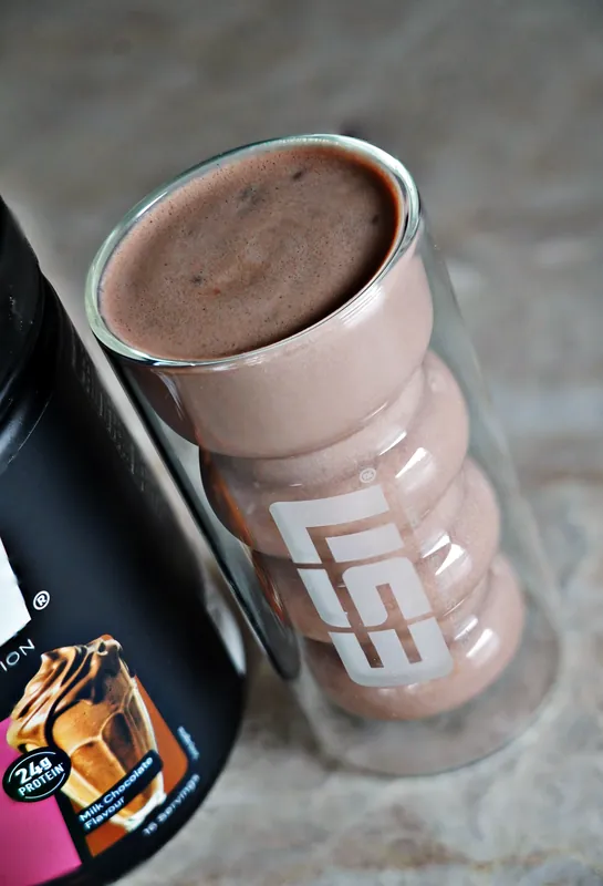 ESN Designer Protein Extra Creamy – Milk Chocolate, come shake nel bicchiere