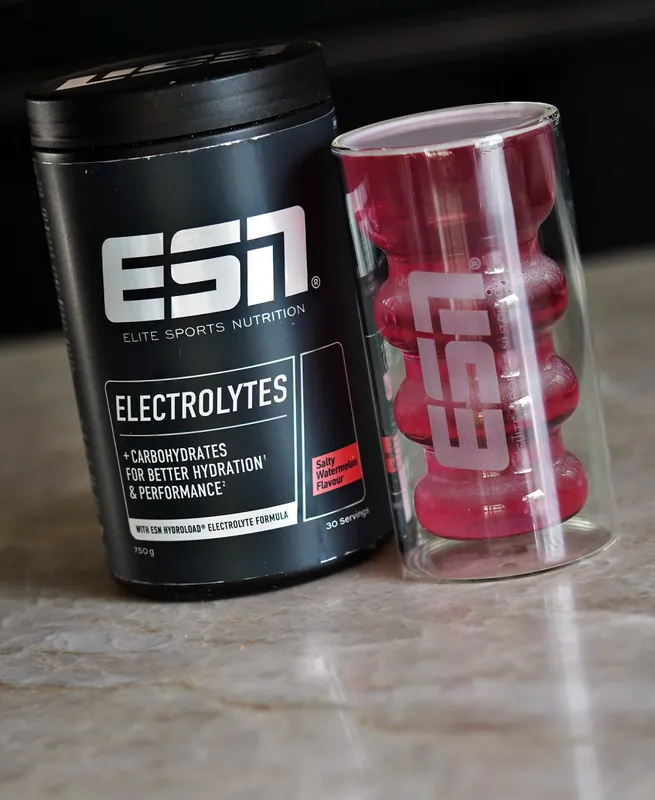 ESN HydroLoad Electrolytes – Salty Watermelon, con un bicchiere