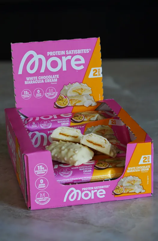 More Protein Satisbites – White Chocolate Maracuja Cream, tagliata