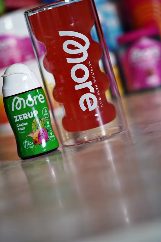 More Zerup – Cactus Fruit, con un bicchiere