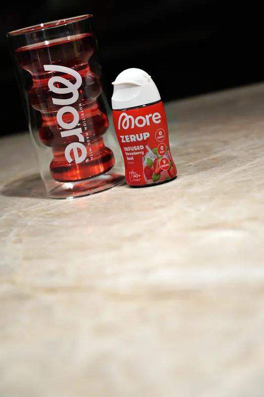 More Zerup – Infused Strawberry Basil, con un bicchiere