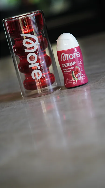 More Zerup – Watermelon Hibiscus, con un bicchiere